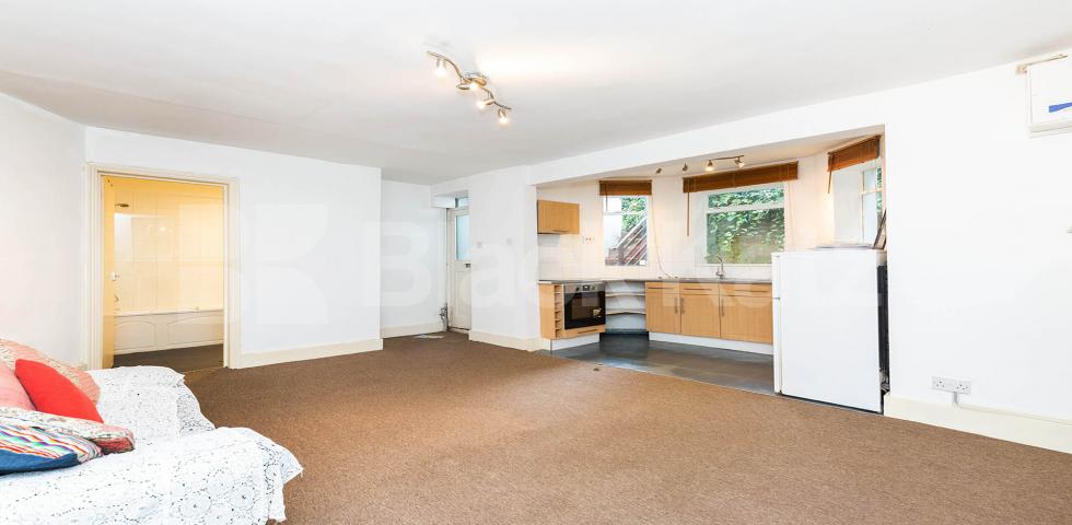			FANTASTIC SPACIOUS GARDEN FLAT, 1 Bedroom, 1 bath, 1 reception Flat			 Stapleton Hall Road, FINSBURY PARK-STROUD GREEN